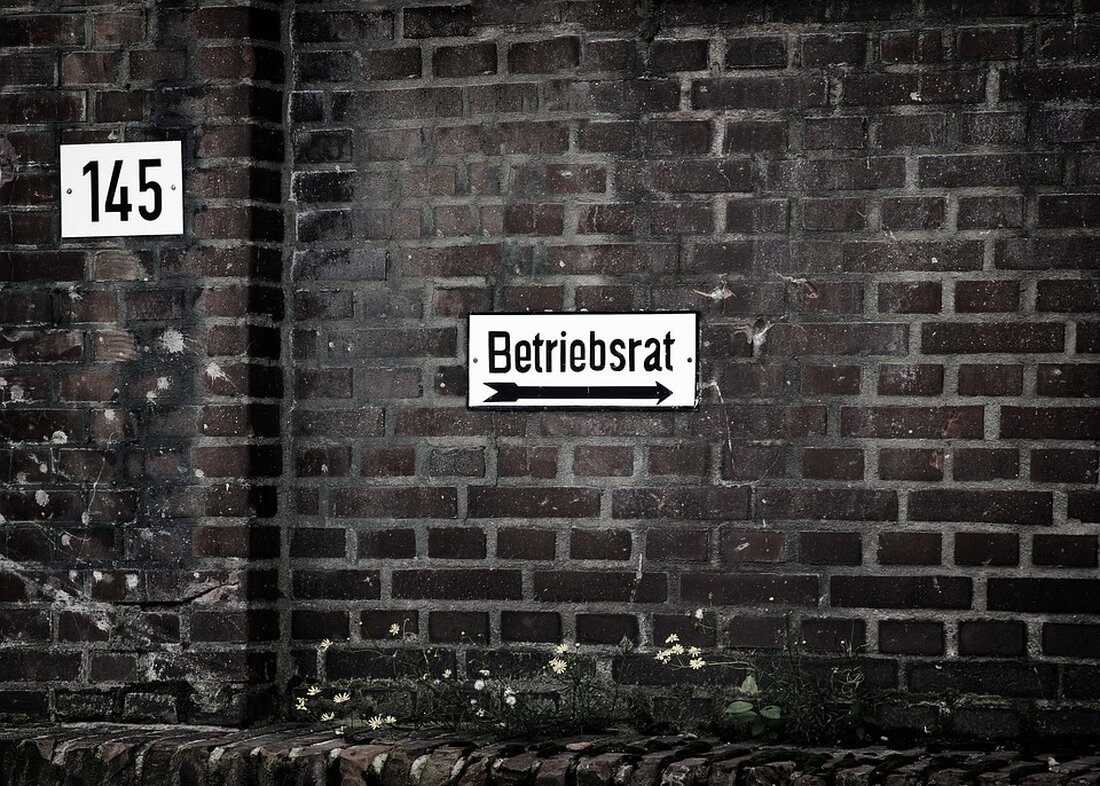 "In diesem Artikel wird diskutiert, welche rechtlichen Maßnahmen ergriffen werden können, um eine bestimmte Geste während des Fußballspiels zu verbieten. Die Gewerkschaft der Polizei betont die besonderen Herausforderungen für die Polizei und setzt sich für Fairness und Frieden ein. Zudem wird die Bedeutung von Vielfalt und Zusammenhalt während der Europameisterschaft betont. Die GdP engagiert sich aktiv für ein friedliches Miteinander. Kontakt: gdp-pressestelle@gdp.de | 030-399921-113 | Pressereferent Michael Zielasko: 0172-2064568."