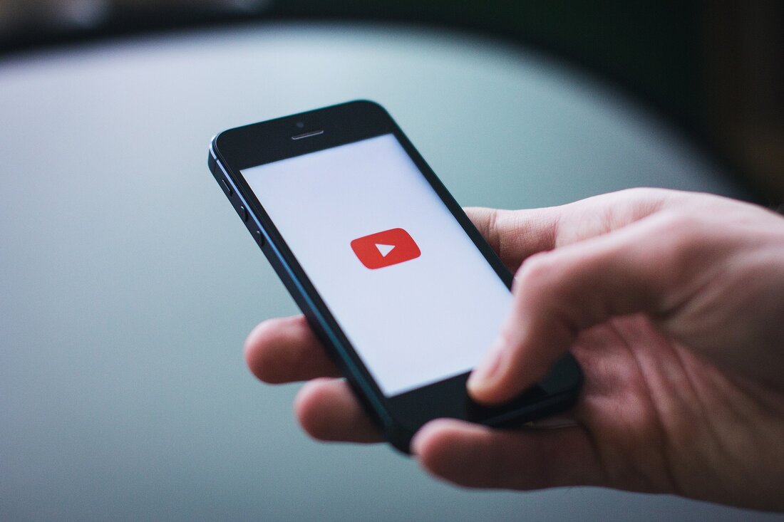YouTube ist zweifellos eine der am häufigsten genutzten Plattformen für Online-Videos weltweit. Während es kostenlos genutzt werden kann, bietet YouTube auch eine Premium-Version an, die mit einigen zusätzlichen Vorteilen aufwartet. YouTube Premium kostet in den meisten Ländern allerdings zwischen 11,99€ und 15,99€ pro Monat. In der Türkei hingegen beträgt der monatliche Preis für YouTube Premium nur etwa 1,40€. Was ist YouTube Premium? Bevor wir auf die Details des Preisunterschieds eingehen, lassen Sie uns zunächst klären, was YouTube Premium eigentlich ist. YouTube Premium ist ein kostenpflichtiger Dienst, der von YouTube angeboten wird und einige Vorteile gegenüber der kostenlosen Version bietet: Werbefreie …