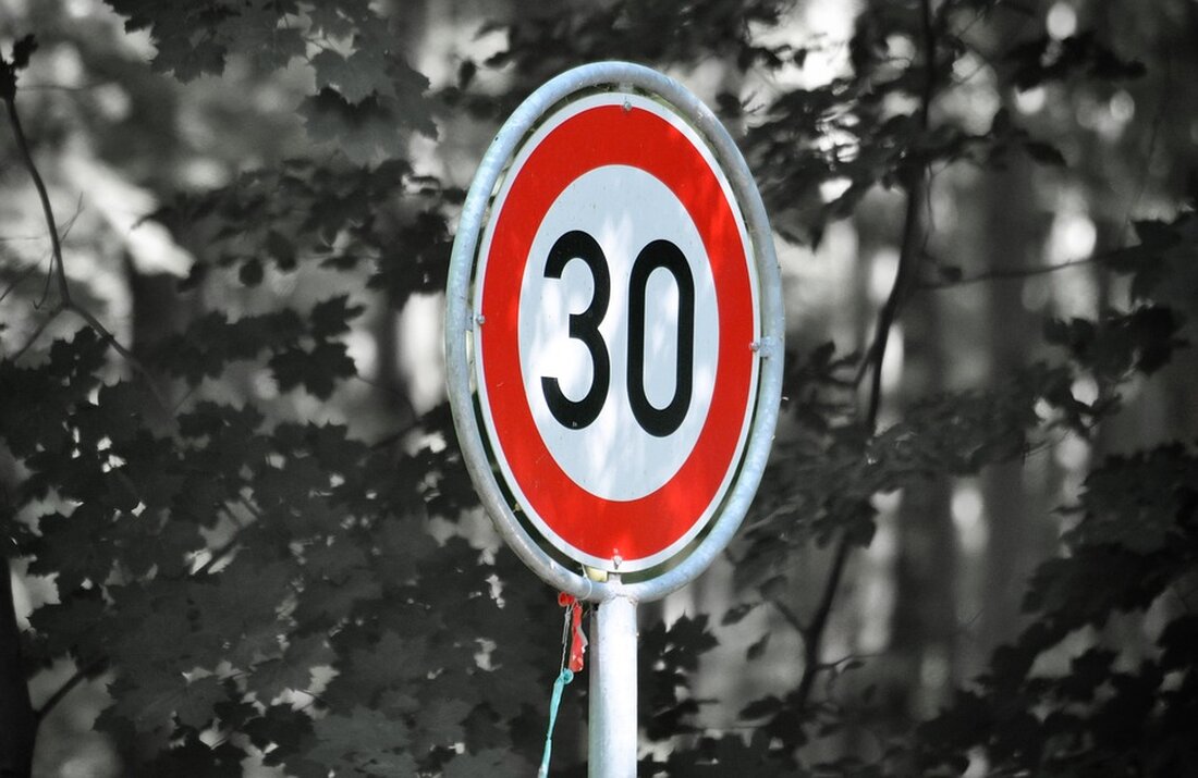 Verkehrsberuhigter Bereich Die Lorenzstraße in Leipzig-Neuschönefeld soll ab 2024 ein verkehrsberuhigter Bereich werden. Grund dafür ist der Neubau des Otto-Runki-Platzes. Die 75 Meter lange Lorenzstraße wird dann ein sogenannter verkehrsberuhigter Bereich sein. Fachsprachlich spricht man von einer „Umwidmung“. Autos werden dort künftig nicht mehr fahren dürfen. Hintergrund der Entscheidung ist, dass der Otto-Runki-Platz neu gestaltet wird. Er soll mit dem Stadtpark Rabet verbunden werden. Außerdem sollen auf dem Platz eine Schwimmhalle und eine Bibliothek entstehen. Wer die Einrichtungen besucht, soll künftig durch den verkehrsberuhigten Bereich sicherer unterwegs sein. Außerdem soll mehr Platz für Fahrräder entstehen: „Zudem können vor Ort mehrere …