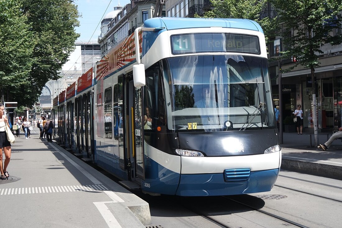 Die Leipziger Verkehrsbetriebe suchen Dich als Busfahrer (m/w/d) Die Verkehrswende schreitet weiter voran. Jeden Tag werden es mehr Menschen, die ihre Wege durch Leipzig ganz bequem in den modernen Bussen der LVB erledigen. Damit weiterhin Fahrgäste aus aller Welt sicher an ihre Ziele in Klein-Paris kommen, werden ab sofort neue Kollegen und Kolleginnen für das #TeamLeipziger gesucht. Du möchtest großes Bewegen und einen Job mit Abwechslung? Dann bewirb Dich gleich als Busfahrer (m/w/d) bei den Leipziger Verkehrsbetrieben. Erfahr jetzt alles zur Stelle und welche Benefits Dich erwarten. Nächster Halt: Traumjob als Busfahrer (m/w/d) bei den LVB „Frühdienst, Spätdienst, Lieblingsdienst, aber …