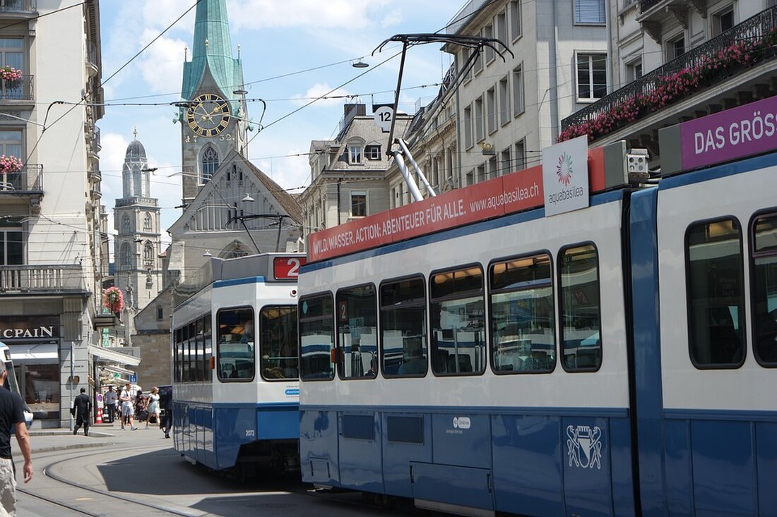 Die Leipziger Verkehrsbetriebe suchen Dich als Busfahrer (m/w/d) Die Verkehrswende schreitet weiter voran. Jeden Tag werden es mehr Menschen, die ihre Wege durch Leipzig ganz bequem in den modernen Bussen der LVB erledigen. Damit weiterhin Fahrgäste aus aller Welt sicher an ihre Ziele in Klein-Paris kommen, werden ab sofort neue Kollegen und Kolleginnen für das #TeamLeipziger gesucht. Du möchtest großes Bewegen und einen Job mit Abwechslung? Dann bewirb Dich gleich als Busfahrer (m/w/d) bei den Leipziger Verkehrsbetrieben. Nächster Halt: Traumjob als Busfahrer (m/w/d) bei den LVB „Frühdienst, Spätdienst, Lieblingsdienst, aber nie langweiliger Dienst“. Das sagt Sebastian, der seinen Traumjob vor …