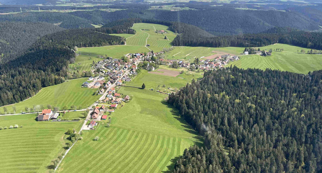Förderung der Flurneuordnung Loßburg-Schömberg: 615.000 Euro für die Kulturlandschaft im Schwarzwald Schömberg, 6. September 2024 – Das baden-württembergische Ministerium für Ernährung, Ländlichen Raum und Verbraucherschutz hat heute bekannt gegeben, dass rund 615.000 Euro in die Flurneuordnung von Loßburg und Schömberg investiert werden. Ziel dieser Maßnahme ist die Erhaltung und Aufwertung der einzigartigen Kulturlandschaft im Schwarzwald sowie die Verbesserung der Infrastruktur für Landwirtschaft und Forstwirtschaft. Staatssekretärin Sabine Kurtz äußerte sich bei der Übergabe des Förderbescheids in Schömberg zu den Auswirkungen dieser finanziellen Unterstützung: „Gut ausgebaute ländliche Wege sind unerlässlich für die Bewirtschaftung der teils schwer zugänglichen Flächen. Diese Investition wird die &hellip;