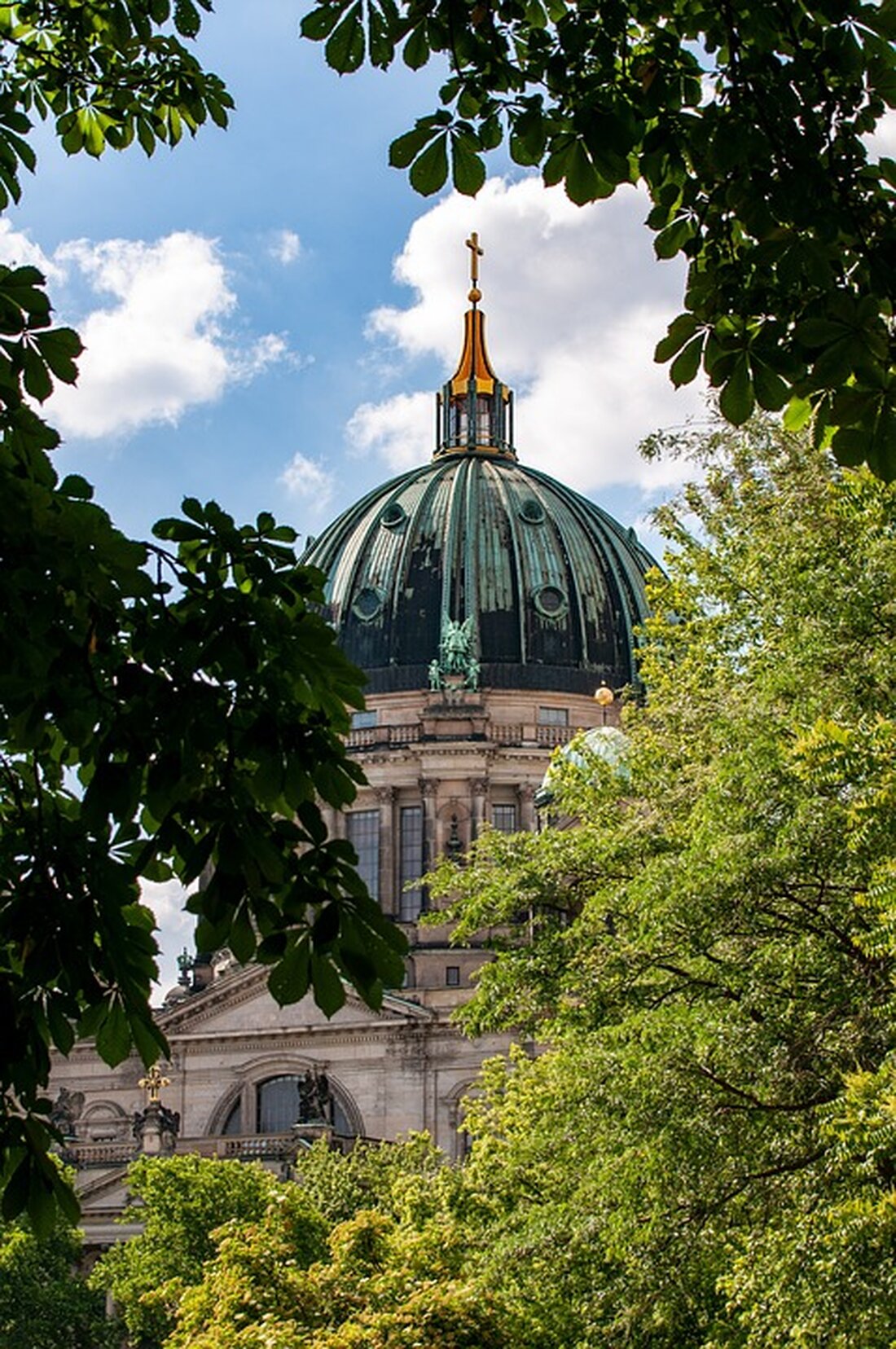 Erleben Sie die Open-Air-Ausstellung „Amazonien – der größte Regenwald der Erde und wir“ auf dem Dorothea-Schlegel-Platz in Berlin! Vom 18.09. bis 15.10.2024 informiert die Ausstellung über die Bedeutung des Amazonas für das Klima und präsentiert die Situation indigener Völker. Besuchen Sie die Eröffnung am 18. September und nutzen Sie kostenlose Führungen für Schulklassen. Erfahren Sie mehr über die aktuellen Herausforderungen und Lösungsansätze für den Regenwald.