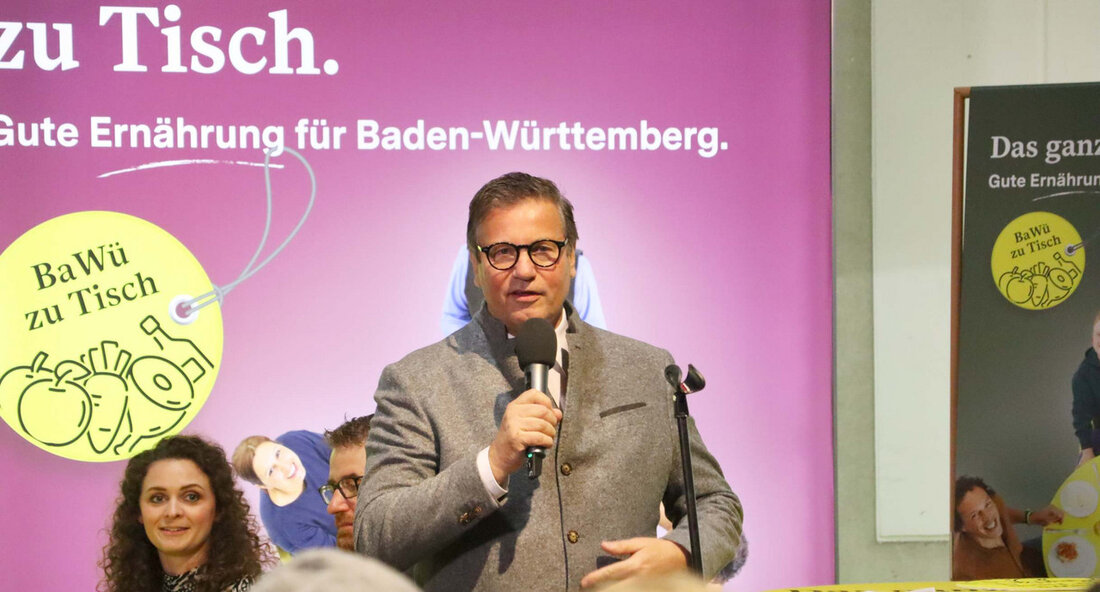 Baden-Württemberg präsentiert sich auf der Grünen Woche 2025 als Genießer- und Urlaubsland Berlin, 10. Oktober 2023 – Unter dem Motto „Baden-Württemberg bittet zu Tisch“ wird das südwestdeutsche Bundesland auf der Grünen Woche 2025 in Berlin vertreten sein. Die Messe, die vom 17. bis zum 26. Januar 2025 stattfindet, ist eine der größten Veranstaltungen für Landwirtschaft, Ernährung und Gartenbau in Europa und zieht jedes Jahr Millionen von Gästen an. Baden-Württemberg möchte die Gelegenheit nutzen, um seine kulinarische Vielfalt und die regionale Qualität seiner Erzeugnisse zu präsentieren. Die Besucherinnen und Besucher der Grünen Woche dürfen sich auf ein facettenreiches Programm freuen: Von …