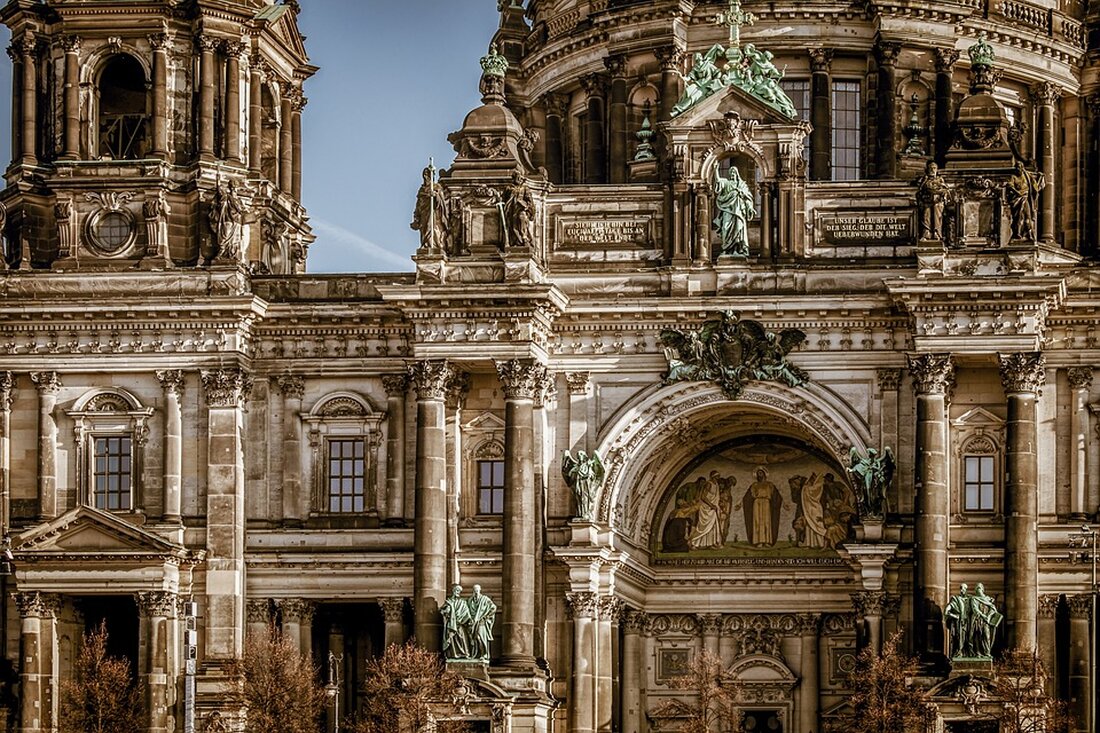 Berlin. Die Corona-Mutante ist auf dem Vormarsch. Bund und Länder reagieren darauf, indem sie Öffnungen beschließen. Ob das noch vermittelbar ist und wie Bund und Länder am Mittwochabend zu ihren Beschlüssen gekommen sind, wollte Markus Lanz am Donnerstagabend von seinen Gästen wissen. Mit Bundesfinanzminister und Vizekanzler Olaf Scholz (SPD), Kristina Dunz, stellvertretende Leiterin im Hauptstadtbüro des RedaktionsNetzwerks Deutschland (RND), dem parteilosen Oberbürgermeister von Rostock, Claus Ruhe Madsen, und Molekularbiologe Kai Kupferschmidt bespricht Lanz die Risiken der Öffnungen, wo die Kanzlerin steht – und wie ihr möglicher Nachfolger das Land verändern will. Olaf Scholz zeigt sich in der Sendung ungewohnt emotional. …