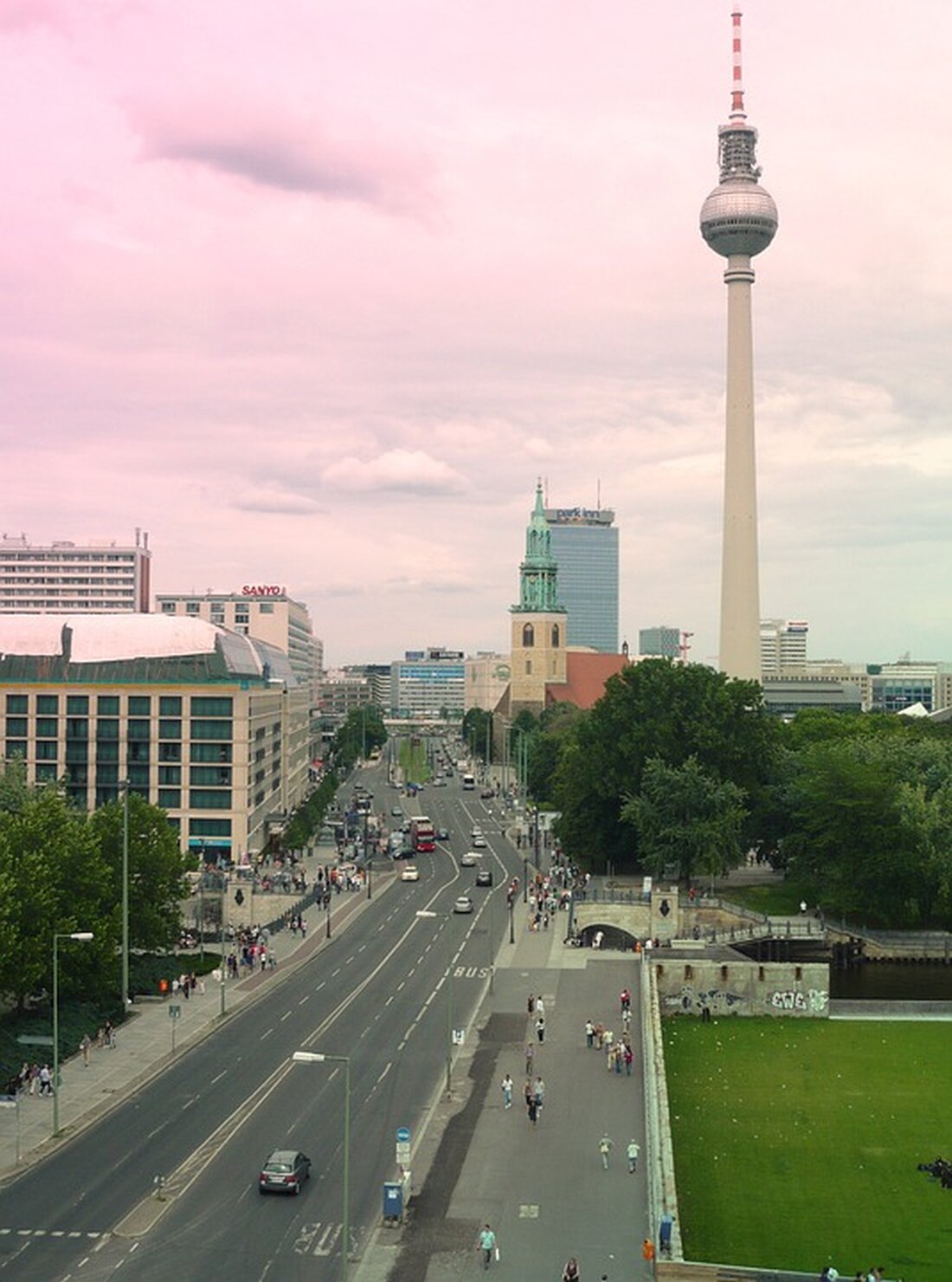 „Berlin Mitte erhält zum zehnten Mal den Titel „Fairtrade-Town“! Erfahren Sie mehr über das Engagement des Bezirks für globale Gerechtigkeit, fairen Handel und die Bedeutung für die lokale Gemeinschaft. Setzen Sie ein Zeichen und werden Sie Teil dieser nachhaltigen Bewegung!“