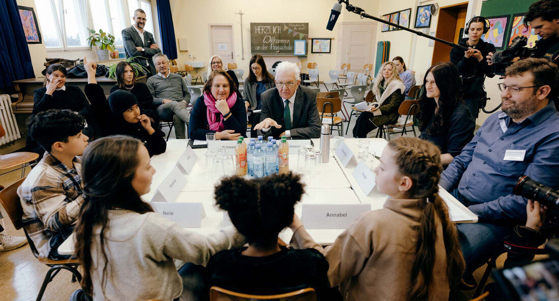 Titel: Bildungsreformen in Baden-Württemberg: Ministerpräsident Kretschmann und Kultusministerin Schopper setzen auf Sprachförderung und Demokratiebildung Stuttgart – In einem aufschlussreichen Austausch an der Pragschule in Stuttgart haben Ministerpräsident Winfried Kretschmann und Kultusministerin Theresa Schopper die aktuellen Bildungsreformen in Baden-Württemberg thematisiert. Der Fokus lag besonders auf den Bereichen Sprachförderung und Demokratiebildung, die als entscheidende Faktoren für die zukünftige Entwicklung der Schüler und die Gesellschaft insgesamt betrachtet werden. Die Pragschule, bekannt für ihre integrative und inklusive Schulkonzeption, bietet den idealen Rahmen für die Diskussion um Bildungsfragen, die viele Facetten der Gesellschaft betreffen. Bei ihrem Besuch hoben Kretschmann und Schopper die Bedeutung von Sprachkenntnissen …