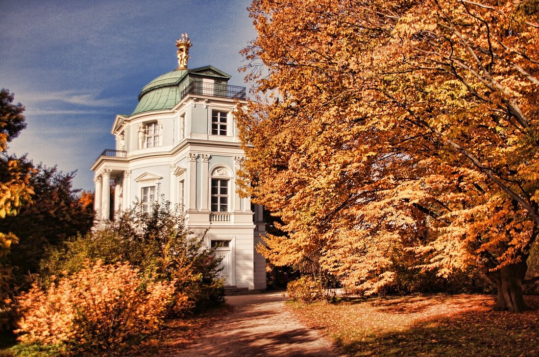 Entdecken Sie die bedeutende Ausstellung zur Bekämpfung von Sexismus im Rathaus Charlottenburg. Bezirksbürgermeisterin Kirstin Bauch eröffnet am 2. September 2024 die 12-teilige Plakatreihe, die über Sexismus informiert und praktische Tipps zur Bekämpfung im Alltag gibt. Informieren Sie sich über die Initiative „Gemeinsam gegen Sexismus“ und setzen Sie ein starkes Zeichen für Gleichberechtigung und respektvolle Gesellschaft.