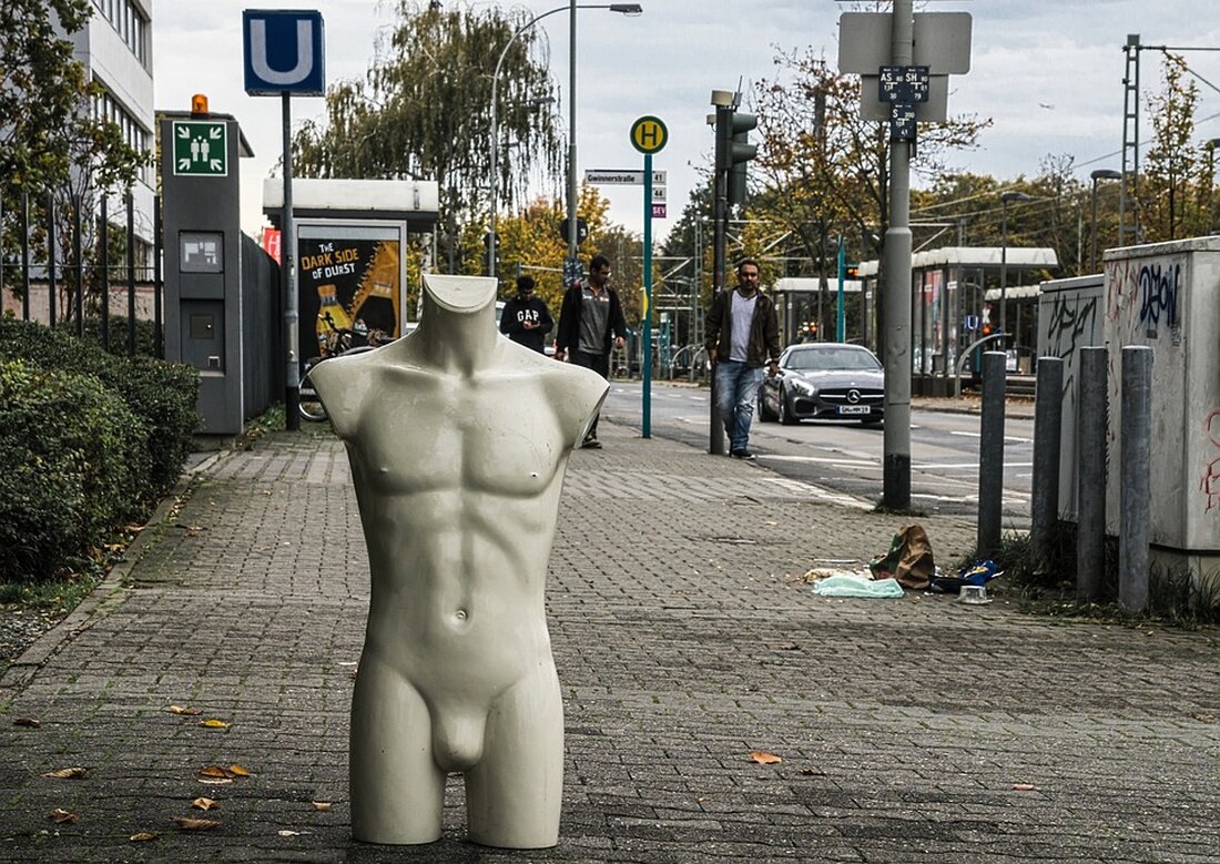 Erleben Sie den Dokumentarfilm „Die Allee“ am 27. November 2024 im Kulturhaus Karlshorst. Tauchen Sie mit Regisseur Sven Boeck und Produzent Klaus Schmutzer in die faszinierende Geschichte der Karl-Marx-Allee ein. Entdecken Sie ihre architektonische Bedeutung und die Stadtplanung der DDR. Informationen unter (030) 475 94 06 10 oder kulturhaus@kultur-in-lichtenberg.de.