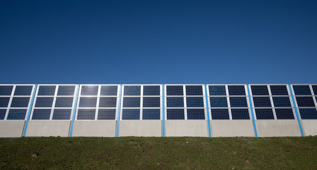 Das Land Baden-Württemberg hat ein neues Förderprogramm ins Leben gerufen, um den Ausbau von Photovoltaik an Mobilitätsinfrastrukturen zu unterstützen. Mit einem Budget von insgesamt vier Millionen Euro können Unternehmen, Kommunen, Hochschulen und andere Einrichtungen Anträge stellen, um Photovoltaik-Anlagen an verschiedenen Mobilitätsinfrastrukturen zu installieren. Dieses Programm dient als Nachfolgeinitiative zu einem früheren Förderprogramm, das die Überdachung von Parkplätzen mit Photovoltaik-Anlagen gefördert hat. Umwelt- und Energieministerin Thekla Walker betont die Bedeutung des Programms, um weitere Bereiche effizienter nutzen zu können und damit einen Beitrag zur Energiewende zu leisten. Die Ministerin erklärte, dass die bereits vorhandenen Infrastrukturen mit Photovoltaik-Anlagen ausgestattet werden sollen, um …