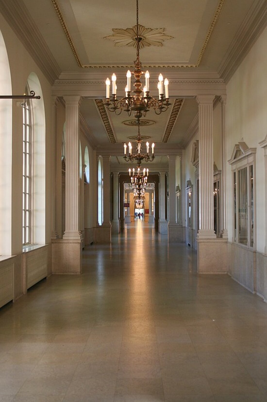 Entdecken Sie die Sonderausstellung „Offenes Haus. Eine hundertjährige Moschee in Berlin“ im Museum Charlottenburg-Wilmersdorf ab dem 20. September 2024. Erleben Sie die faszinierende Geschichte der Lahore-Ahmadiyya-Moschee, der ältesten noch erhaltenen Moschee in Deutschland, die seit 100 Jahren als Gebetsstätte und Kulturort dient. Bis zum 23. März 2025 ist der Eintritt frei. Besuchen Sie uns und erleben Sie die bewegende Geschichte der muslimischen Gemeinschaft in Berlin!