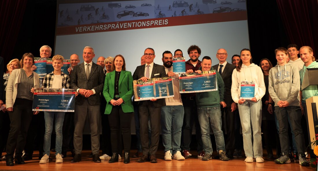 Baden-Württemberg zeichnet Organisationen für herausragende Verkehrspräventionsprojekte aus Baden-Württemberg bleibt auf dem richtigen Weg für mehr Verkehrssicherheit, indem es innovative Präventionsprojekte unterstützt und auszeichnet. Der stellvertretende Ministerpräsident und Innenminister Thomas Strobl betonte bei der Verleihung des Verkehrspräventionspreises am 22. November 2023 in Ludwigsburg die Bedeutung der Verkehrssicherheitsarbeit als Kernaufgabe des Staates. Das ambitionierte Ziel des Landes ist es, keine Verkehrstoten und Schwerverletzten mehr im Straßenverkehr zu haben, eine Vision, die nur gemeinsam mit motivierten Partnern und fortschrittlichen Ideen erreicht werden kann. In diesem Jahr wurden vier Organisationen für ihre herausragenden Ideen, Projekte und Kampagnen ausgezeichnet: Der Verein „Leben inklusiv“ für sein …