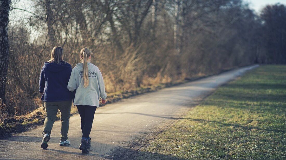 Erfahren Sie mehr über die ordnungsbehördliche Bestattung in Lichtenberg, die jährlich für jene Menschen durchgeführt wird, die ohne Angehörige verstarben. Am 25. November 2024 lädt das Bezirksamt zum Gedenken ein, um den anonym Bestatteten mit Würde und Anteilnahme zu begegnen. Details zur Bestattung und dem Gedenkakt finden Sie hier.