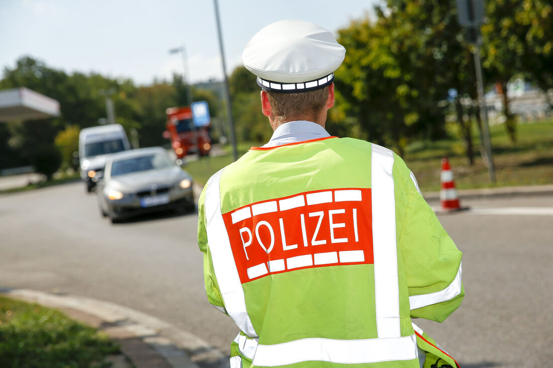Innenminister begrüßt Entscheidung zu Grenzkontrollen an Binnengrenzen Stuttgart – Innenminister Thomas Strobl hat die jüngste Entscheidung von Bundesinnenministerin Nancy Faeser zur Einführung von Grenzkontrollen an den Binnengrenzen Deutschlands mit offenen Armen empfangen. In einer Stellungnahme lobte Strobl die Maßnahme als einen längst überfälligen Schritt, um den Schutz der Binnengrenzen zu verbessern und die Zahl illegaler Einreisen zu reduzieren. „Endlich bewegt sich was im Bund – auch wenn es viel zu lange gedauert hat“, äußerte Strobl und betonte, dass die neuen Grenzkontrollen ein gutes Instrument seien, um Migration gezielt zu steuern. In seinen Ausführungen stellte der Innenminister die positiven Ergebnisse aus …