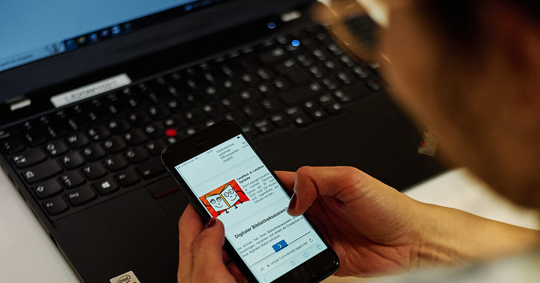 „ID-Ideal“: Stadt sucht Testnutzer für Forschungsprojekt Online einen Bibliotheksausweis bestellen, sich für einen Volkshochschulkurs registrieren oder einen Freisitz anmelden – diese Dienstleistungen wollen Städte künftig auch digital und ohne Medienwechsel anbieten. Noch ist das Zukunftsmusik, doch im Forschungsprojekt „ID-Ideal“ wird bereits an diesen Anwendungsfällen gearbeitet. Das Referat Digitale Stadt der Stadt Leipzig arbeitet mit und benötigt jetzt die Hilfe der Bürgerinnen und Bürger. Sie sollen die technischen Prototypen ausprobieren und wertvolle Hinweise zur Nutzerfreundlichkeit und Interaktion geben. © Stadt Leipzig / Lukas Schroll Wer mitarbeiten möchte, kann sich jetzt im Internet unter digitalcampus.leipzig.de/id-ideal registrieren. Für die Anwendungen Volkshochschule (VHS) und Freisitzanmeldungen &hellip;