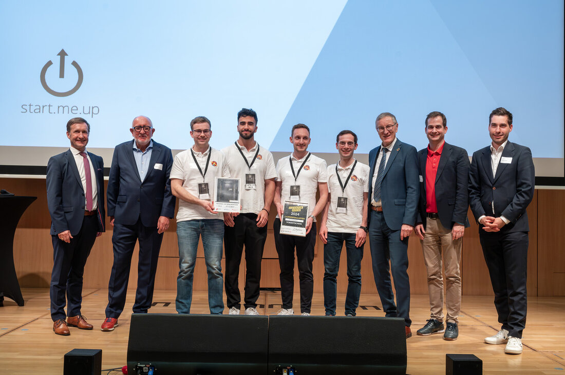 Das Team „INFERNO“ aus dem Landkreis Böblingen hat beim Regional Cup Böblingen im Rahmen des Gründungswettbewerbs „Start-up BW Elevator Pitch 2024“ überzeugt und sich somit einen Platz im Landesfinale gesichert. Mit ihrer Geschäftsidee zur Entwicklung und dem Bau eines Feuerlöschflugzeugs der nächsten Generation konnten sie die Jury beeindrucken und haben somit die Chance, ihre Idee auf Landesebene zu präsentieren. Der Wettbewerb, der bereits zum zehnten Mal vom Wirtschaftsministerium Baden-Württemberg durchgeführt wird, hat das Ziel, die einfallsreichsten Geschäftsideen und besten Gründerinnen und Gründer im Land zu finden und zu fördern. Durch die Teilnahme am „Start-up BW Elevator Pitch“ erhalten die Teilnehmer …