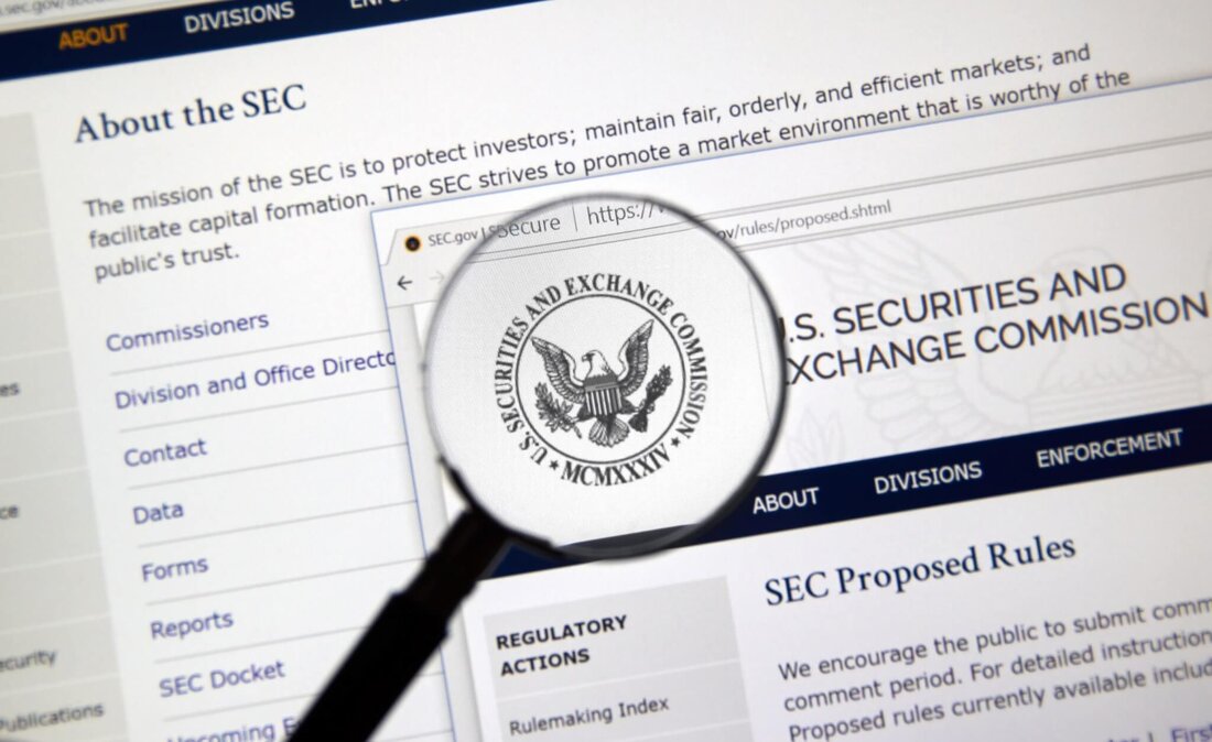 Die SEC hat diese Woche ihre Entscheidung über Anträge für einen Bitcoin-ETF verschoben. Der ehemalige SEC-Vorsitzende Jay Clayton sprach am Freitag mit CNBC über Bitcoin ETF. Die größte Kryptowährung der Welt ist gegenüber ihrem Jahreshöchststand um 18 % gefallen. Die US-amerikanische Börsenaufsichtsbehörde (Securities and Exchange Commission). verzögert hat diese Woche seine Entscheidung über eine Reihe von Anträgen für einen Bitcoin-ETF getroffen. Jay Clayton spricht mit CNBC über Bitcoin ETF Zu den Antragstellern, die von der jüngsten Stundung betroffen waren, gehören WisdomTree, Valkyrie, Invesco, Vaneck und BlackRock Inc. Dennoch ist Jay Clayton – der ehemalige Vorsitzende der Securities & Exchange Commission …