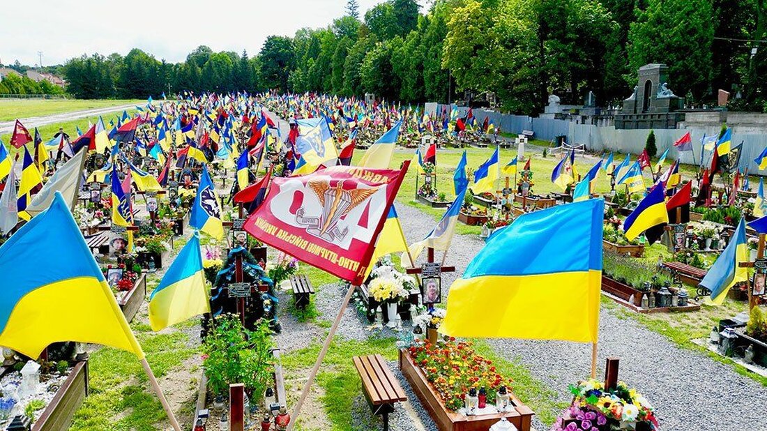 Nach neuen Schätzungen ungenannter US-Beamter ist die Zahl der Toten in der Ukraine dramatisch gestiegen. Quentin Sommerville von der BBC war an vorderster Front im Osten, wo die düstere Aufgabe, die Toten zu zählen, zur täglichen Realität geworden ist. Die unbekannten Soldaten liegen aufgetürmt in einer kleinen Leichenhalle aus Backstein, nicht weit von der Frontlinie in Donezk entfernt, wo die 26-jährige Margo sagt, sie spreche mit den Toten. „Es mag seltsam klingen … aber ich bin derjenige, der sich für ihren Tod entschuldigen möchte. Ich möchte ihnen irgendwie danken. Es ist, als könnten sie hören, aber nicht antworten.“ Sie sitzt …