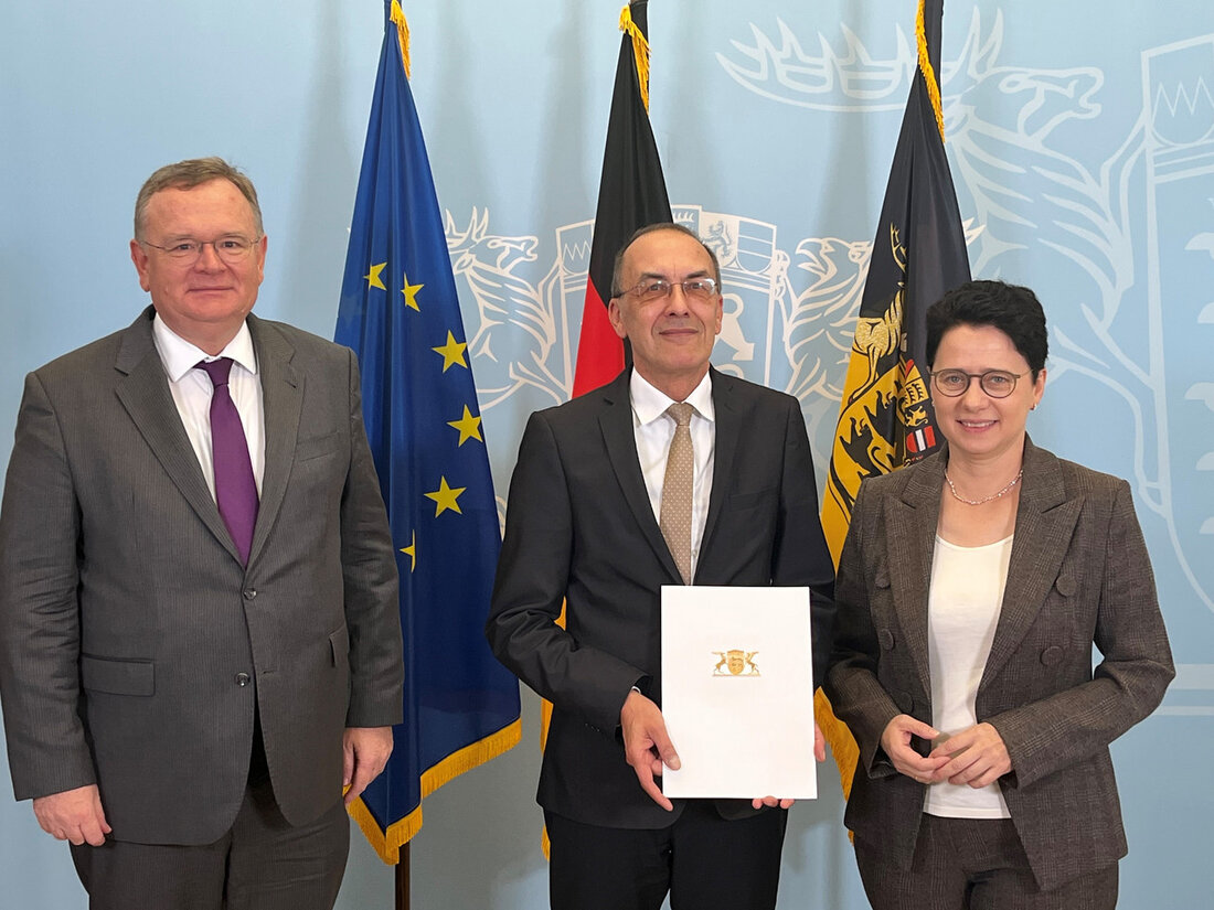 Karlsruhe verabschiedet Generalstaatsanwalt Peter Häberle in den Ruhestand Karlsruhe – In einer festlichen Zeremonie hat Justizministerin Marion Gentges den langjährigen Generalstaatsanwalt Peter Häberle in den wohlverdienten Ruhestand verabschiedet. Nach fast 36 Jahren im Dienst hinterlässt Häberle einen bleibenden Eindruck in der baden-württembergischen Justiz, die er mit zahlreichen wegweisenden Projekten und Reformen geprägt hat. Bei der Verabschiedung würdigte Gentges die Verdienste Häberles und hob besonders seine Fähigkeit hervor, komplexe rechtliche Herausforderungen mit innovativen Lösungen anzugehen. Das Engagement des Generalstaatsanwalts für die Rechtsstaatlichkeit sowie seine wissenschaftlichen Arbeiten, die sich unter anderem mit den Bereichen Strafrecht und Strafprozessrecht beschäftigten, seien beispielhaft für eine …