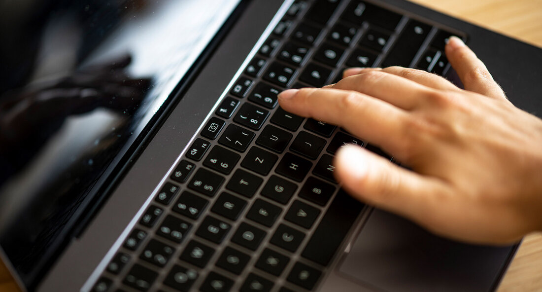 Landesweite Aktion „Streife im Netz“ gegen Antisemitismus und digitale Hetze Im Rahmen der landesweiten Initiative „Streife im Netz“ hat die Regierung ein deutliches Zeichen im Kampf gegen Antisemitismus und digitale Hetze gesetzt. Bei dieser Aktion wurden insgesamt 24 Social-Media-Beiträge identifiziert und zur Anzeige gebracht, die volksverhetzende oder beleidigende Inhalte aufwiesen. Diese Maßnahme zeigt die entschlossene Haltung des Landes, gegen die Verbreitung von Hass und Intoleranz in sozialen Netzwerken vorzugehen. Die Aktion „Streife im Netz“ kommt zu einem Zeitpunkt, an dem derartige Inhalte im Internet zunehmend sichtbar werden. In den letzten Jahren ist ein besorgniserregender Anstieg an antisemitischen Äußerungen und anderen …