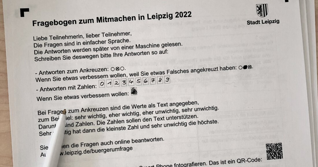 „Mitmachen in Leipzig“: Kommunale Bürgerumfrage 2022 erstmals mit Teilstudie in einfacher Sprache Mit einem speziellen Fragebogen in leichter Sprache startet die Kommunale Bürgerumfrage derzeit in eine neue Runde. Unter dem Motto „Mitmachen in Leipzig“ werden in diesen Tagen 3.000 Briefe an zufällig ausgewählte Leipzigerinnen und Leipziger verschickt. Die Stadt möchte wissen, wie gut sich die Bürgerinnen und Bürger in städtische Vorhaben einbringen können. Welche Themen sind ihnen wichtig? Was kann durch ihre Beteiligung in unterschiedlichen Phasen des Projekts bewirkt werden? Dazu wurde ein einfach verständlicher Fragebogen entwickelt. Auch Menschen, die sich üblicherweise nicht in Verwaltungsprozesse einbringen oder an Politik beteiligen, &hellip;