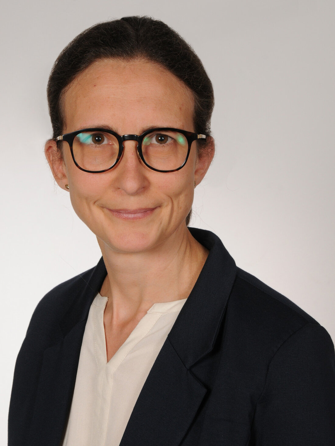 Simone Spier neue Leiterin des Finanzamts Backnang Backnang – Das Finanzamt Backnang hat mit Simone Spier eine neue Leitung. Spier, die die Nachfolge von Tillmann Berroth antritt, bringt umfassende Erfahrungen aus verschiedenen Landesverwaltungen mit und wird künftig die Finanzangelegenheiten für 13 Kommunen im Rems-Murr-Kreis mit insgesamt über 106.000 Einwohnern verantworten. Die 42-jährige Juristin studierte Rechtswissenschaft an der Universität Trier und begann ihre Karriere in der Finanzverwaltung von Rheinland-Pfalz. In ihrer bisherigen Laufbahn war sie unter anderem im Finanzamt Neuwied und im Finanzamt Bad-Neuenahr-Ahrweiler tätig. Im Jahr 2010 wechselte sie nach Baden-Württemberg und war zuletzt stellvertretende Amtsleiterin im Finanzamt Waiblingen. Finanzstaatssekretärin …