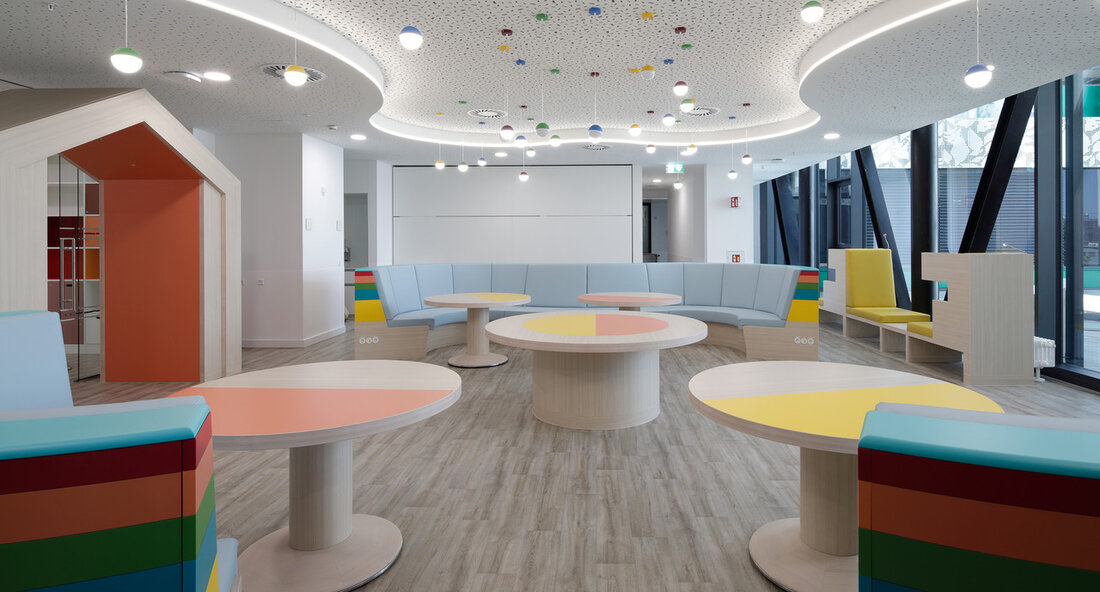 Freiburg erhält modernes Zentrum für Kinder- und Jugendmedizin – ein Meilenstein für die Gesundheitsversorgung Am 11. September 2024 wurde das neue Zentrum für Kinder- und Jugendmedizin am Universitätsklinikum Freiburg offiziell eröffnet. In Anwesenheit von Ministerpräsident Winfried Kretschmann stellte die innovative Einrichtung einen bedeutenden Fortschritt in der medizinischen Versorgung junger Patienten dar. Mit einem Gesamtinvestitionsvolumen von rund 169 Millionen Euro, wovon das Land Baden-Württemberg etwa 133 Millionen Euro zur Verfügung stellte, wird die Klinik die regionalen Gesundheitsstandards erheblich anheben. Das moderne Gebäude vereint universitäre Medizin sowie Regel- und Notfallversorgung in einem einzigartigen Raumkonzept. Auf einer Fläche, die Platz für 156 Betten …