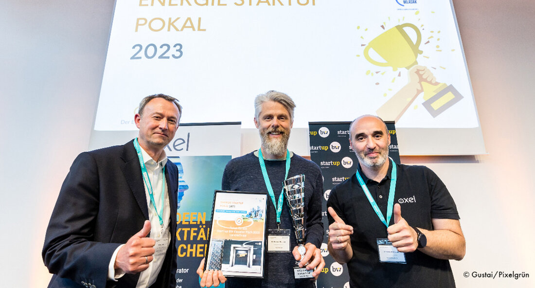 Das Start-up „PV2+“ ist beim „AXEL Energie Startup Pokal“ ins Landesfinale des „Start-up BW Elevator Pitch 2023“ eingezogen. Es überzeugte mit seiner Geschäftsidee, für Kontakte bei der Solarzellen-Produktion Kupfer statt Silber zu nutzen. Mit dem Gründungswettbewerb „Start-up BW Elevator Pitch“ sucht das Wirtschaftsministerium bereits zum neunten Mal nach den einfallsreichsten Geschäftsideen und besten Gründerinnen und Gründern im Land. Dafür finden in ganz Baden-Württemberg Vorentscheide für das Landesfinale statt, die eigenverantwortlich durch die Partner organisiert werden. Der „Energie Startup Pokal“ des Karlsruher Energie-Accelerators AXEL von fokus.energie e.V. fand am Dienstag, 16. Mai 2023, statt. Das Team von „PV2+“ aus Freiburg überzeugte …