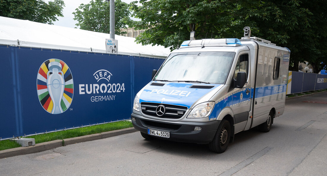 Stuttgart – Nachdem fünf der insgesamt 51 Turnierspiele der Fußball-Europameisterschaft 2024 in Stuttgart stattfanden, zieht Innenminister Thomas Strobl eine ernste Bilanz. Der bisher positiv verlaufene Einsatz rund um die EM wurde durch einen tragischen Vorfall überschattet. Ein erfahrener Polizist verlor sein Leben bei einem Einsatz im Zusammenhang mit der Fußball-Europameisterschaft. Der stellvertretende Ministerpräsident und Innenminister Thomas Strobl äußerte sein tiefes Bedauern über den tödlichen Verkehrsunfall in Stuttgart-Degerloch, bei dem der hochgeschätzte Polizist sein Leben ließ. Die Polizei trauert um ihren Kollegen, und Strobl betonte, dass sie gemeinsam mit der Polizei trauern. Am 26. Juni fand das vierte Spiel der UEFA …