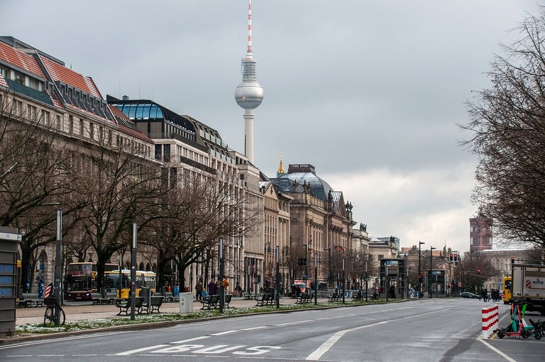 Ein 25-Jähriger steht wegen Messerangriffs und Geiselnahme in Berlin vor Gericht. Prozessbeginn: 9.15 Uhr, Berliner Landgericht.