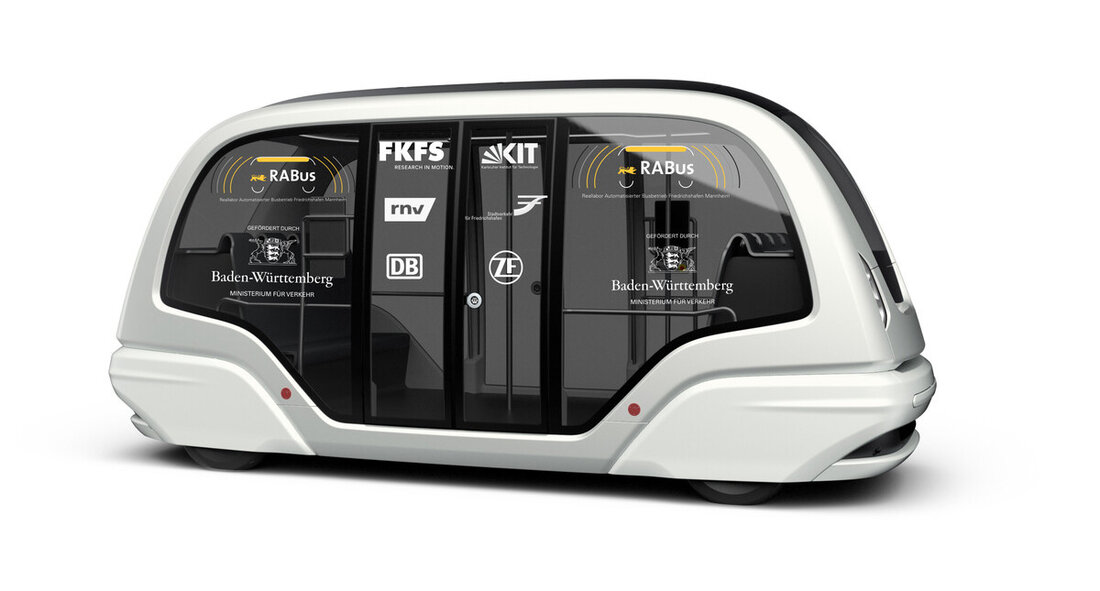 Revolution im Nahverkehr: Start der autonomen Shuttles im Rahmen des RABus-Projekts Mannheim und Friedrichshafen stehen vor einer neuen Ära im öffentlichen Nahverkehr. Ab Oktober 2024 werden in beiden Städten autonome Shuttles im Rahmen des „Reallabors für den Automatisierten Busbetrieb im Öffentlichen Personennahverkehr (ÖPNV)“, kurz RABus, getestet. Mit dem Ziel, den Nahverkehr flexibler, barrierefreier und zugänglicher zu gestalten, wird das Projekt insbesondere die Mobilität in ländlichen Randgebieten verbessern. Verkehrsminister Winfried Hermann betonte die Bedeutung von RABus: „Mit diesem Projekt setzen wir ein starkes Zeichen für die Mobilität von morgen. Autonome Shuttles machen den Nahverkehr attraktiver für Menschen, die bislang weniger von …