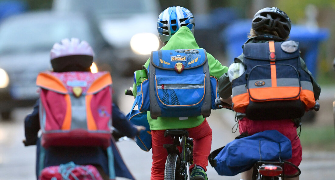 Erster Wettbewerb „Schulwegprofis – Wer geht, gewinnt!“ in Baden-Württemberg gestartet An den Grundschulen in Baden-Württemberg hat am Montag der erste landesweite Wettbewerb „Schulwegprofis – Wer geht, gewinnt!“ begonnen. Offiziell eröffnet wurde die Aktion von den Staatsministern Thomas Strobl (Innenministerium), Winfried Hermann (Verkehrsministerium) und Theresa Schopper (Kultusministerium) an der Hermann-Butzer-Grundschule in Schwieberdingen. Die Initiative zielt darauf ab, die Schülerinnen und Schüler dazu zu motivieren, eigenständig und aktiv zu Fuß oder mit dem Tretroller zur Schule zu kommen. Dies geschieht nicht nur spielerisch, sondern auch mit einem Fokus auf Verkehrssicherheit und Bewegungsfreude. In den kommenden drei Wochen sind viele Grundschulen im Land …