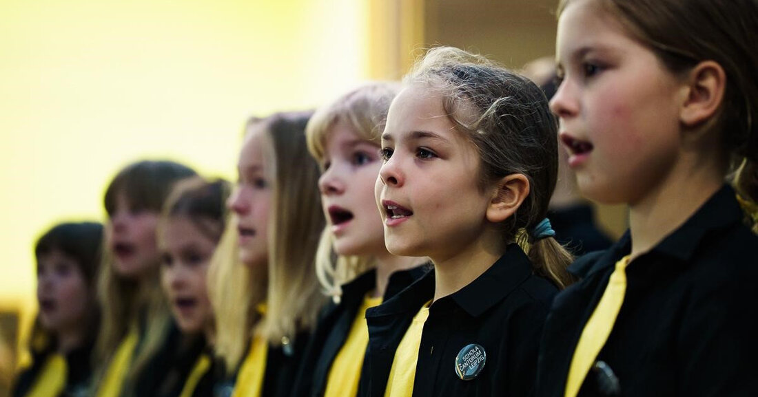 „Sind die Lichter angezündet“ mit der Schola Cantorum Leipzig Am Samstag, den 10. Dezember 2022, laden die Kinder- und Jugendchöre der Schola Cantorum Leipzig zum Weihnachtskonzert “Sind die Lichter angezündet …” in den Festsaal des Neuen Rathauses ein. Der Kinderchor der Schola Cantorum Leipzig © Grit Hartung Das Weihnachtskonzert gestalten die Spatzenchöre (Ayda-Lisa Agwa, Leitung) und der Kinderchor (Bernhard Steiner, Leitung). Karten zu 9 Euro, ermäßigt 7 Euro (Schüler, Studenten, ALG-2-Empfänger, Menschen mit Behinderungen), Leipzig-Pass-Inhaber 4,50 Euro, sind über reservix.de, in der Musikalienhandlung Oelsner sowie an allen bekannten Vorverkaufsstellen erhältlich. Kinder- und Jugendchöre der Stadt Leipzig Die Schola Cantorum Leipzig &hellip;