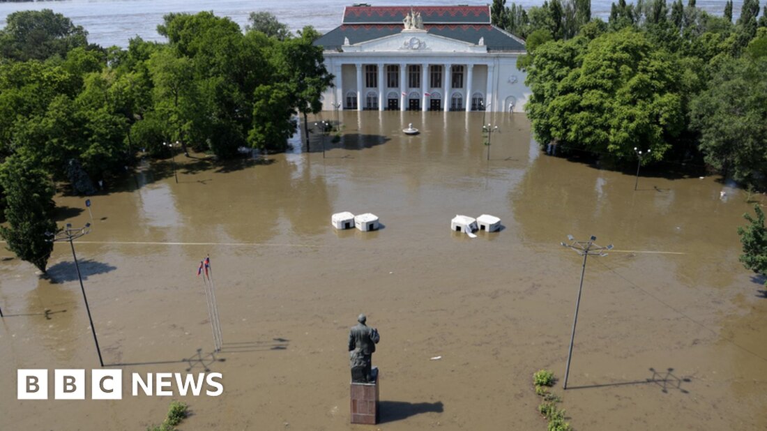Nach dem Bruch eines großen Staudamms in der Region Cherson wurde in der Südukraine eine große Katastrophe ausgerufen. Präsident Wolodymyr Selenskyj sagte, fast 100 Städte und Dörfer stünden unter Wasser und Tausende Menschen seien infolgedessen evakuiert worden. Die Ukraine und Russland beschuldigen sich gegenseitig, Saboteure zu sein, doch erneut drohen den Zivilisten unmittelbare Konsequenzen. „Das ist eine riesige ökologische Katastrophe“, sagte der ukrainische Abgeordnete Oleksiy Goncharenko gegenüber der BBC und fügte hinzu, dass mehr als 150 Tonnen Motoröl aus dem Staudamm in der Nähe der Stadt Nowa Kachowka das Wasser verunreinigen. „Vielleicht kommen noch mehr“, sagt er. „Die Folgen werden …