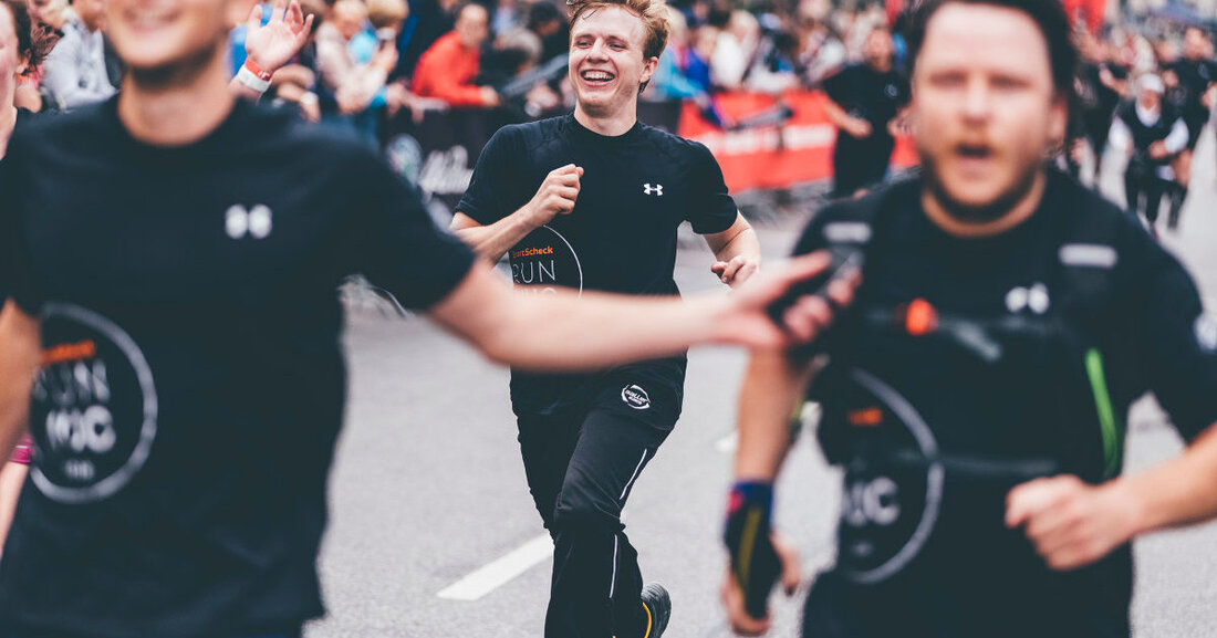 Verkehrseinschränkungen rund um SportScheck RUN am 10. September 2023 Rund um die Großsportveranstaltung SportScheck RUN am Sonntag, 10. September 2023, von 10 bis 14 Uhr ist mit Verkehrseinschränkungen zu rechnen. Start- und Zielbereich ist der Markt in Leipzigs Innenstadt. Um 10 Uhr fällt der Startschuss für den Bambini-Lauf, um 10:30 Uhr für den Kinderlauf und um 11 Uhr für den 5-Kilometer-Lauf. Um 12 Uhr beginnt der Hauptlauf auf folgender Strecke: Markt → Hainstraße → Bruhl → Goethestraße → Augustusplatz → Roßplatz → Wendestelle → Roßplatz → Universitätsstraße → Schillerstraße → Neumarkt → Grimmaische Straße → Petersstraße → Peterskirchhof → Neumarkt …