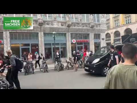 Unter den Augen der Polizei: Vermummter Antifa-Mob zieht durch Leipzig!