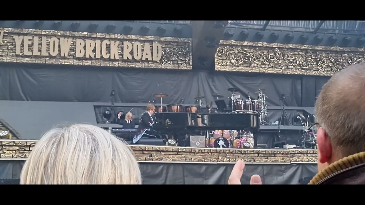 Elton John - Intro + Bennie and the jets (Anfang) - RedBullArena Leipzig - 29.5.22 -