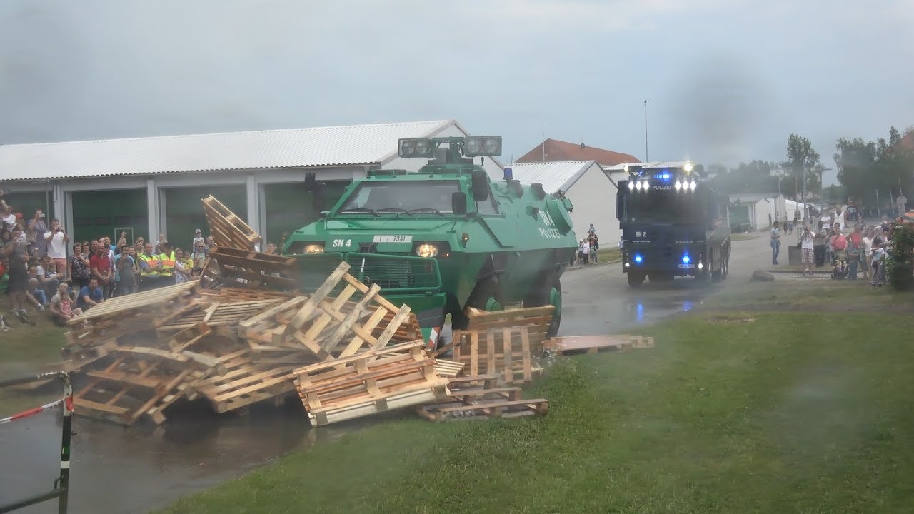 [Wasserwerfer, Sonderwagen, BFE] Demonstration der Bereitschaftspolizei in Leipzig gegen Hooligans