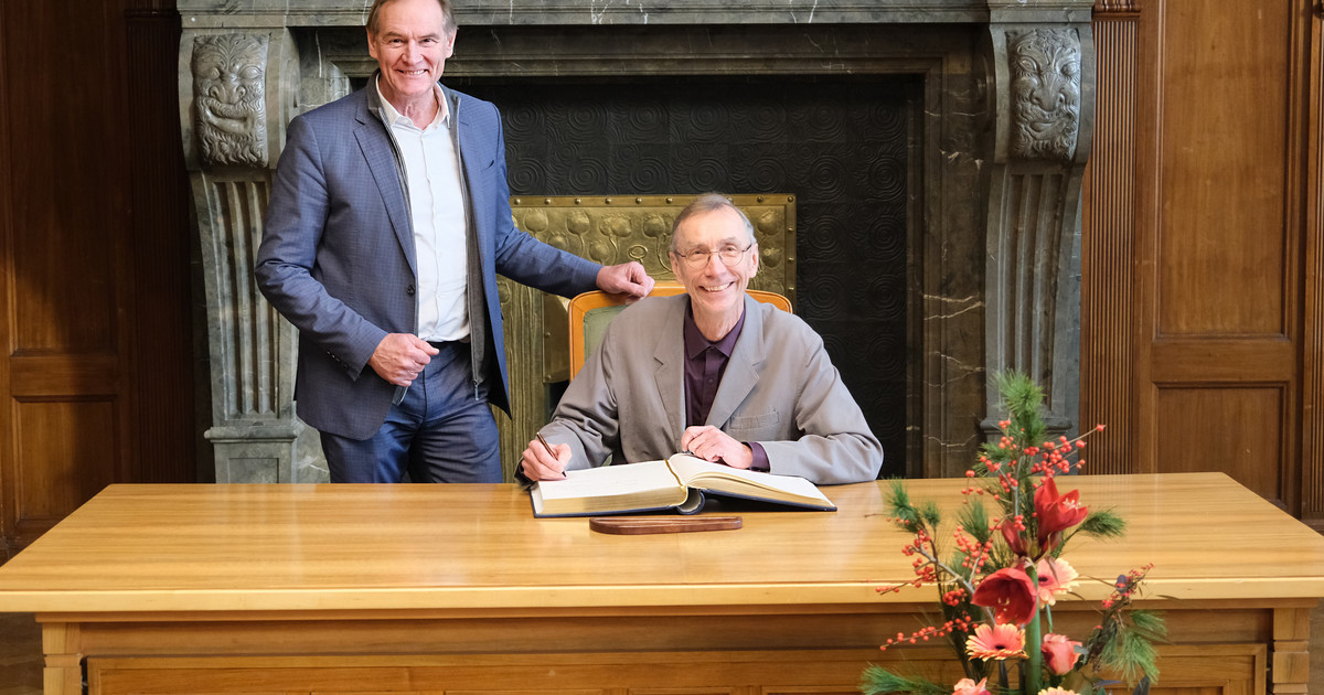 Nobelpreisträger Svante Pääbo verewigt sich im Goldenen Buch
