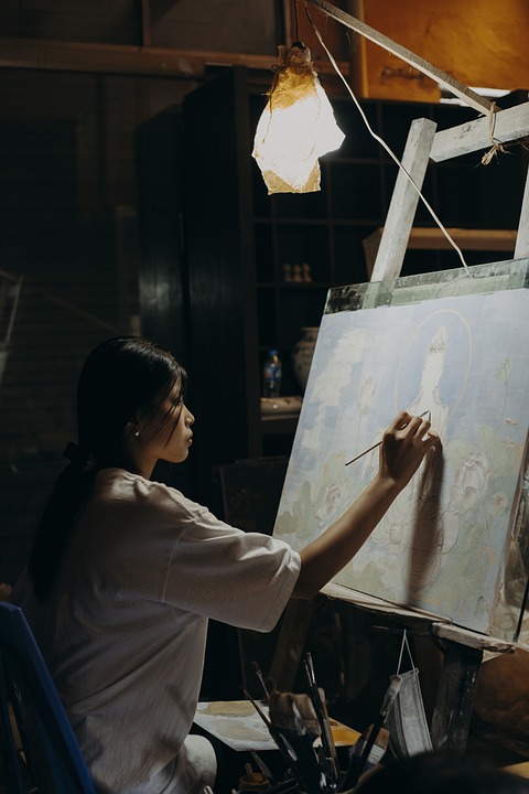 Kunstwerke aus alten Leinwänden: Kreislaufwirtschaft in der Kunstwelt