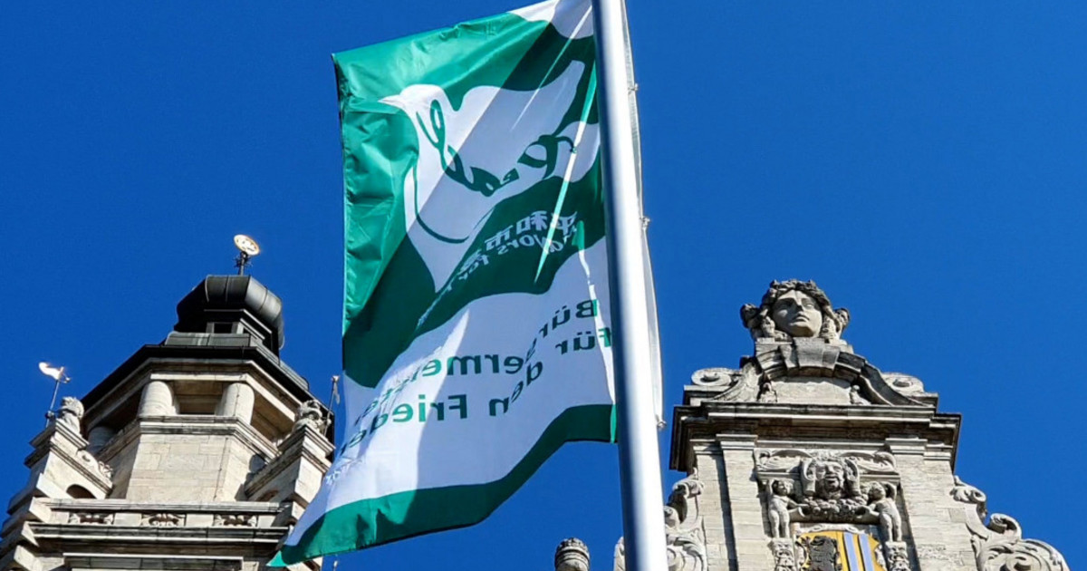 Flaggentag der Mayors for Peace: Friedenssymbol vor dem Neuen Rathaus Leipzig