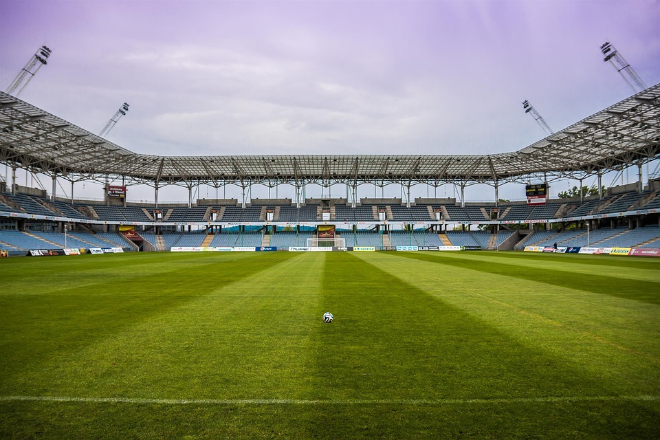 Randale im Stadion: Lok-Fans zünden Pyrotechnik und verwüsten Gästeblock!