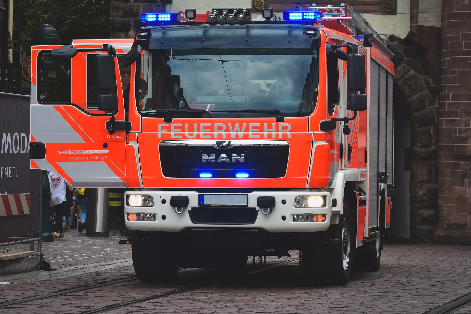 Kfz-Brand in Düsseldorfs Kö Bogen: Feuerwehr spricht von glimpflichem Ausgang!
