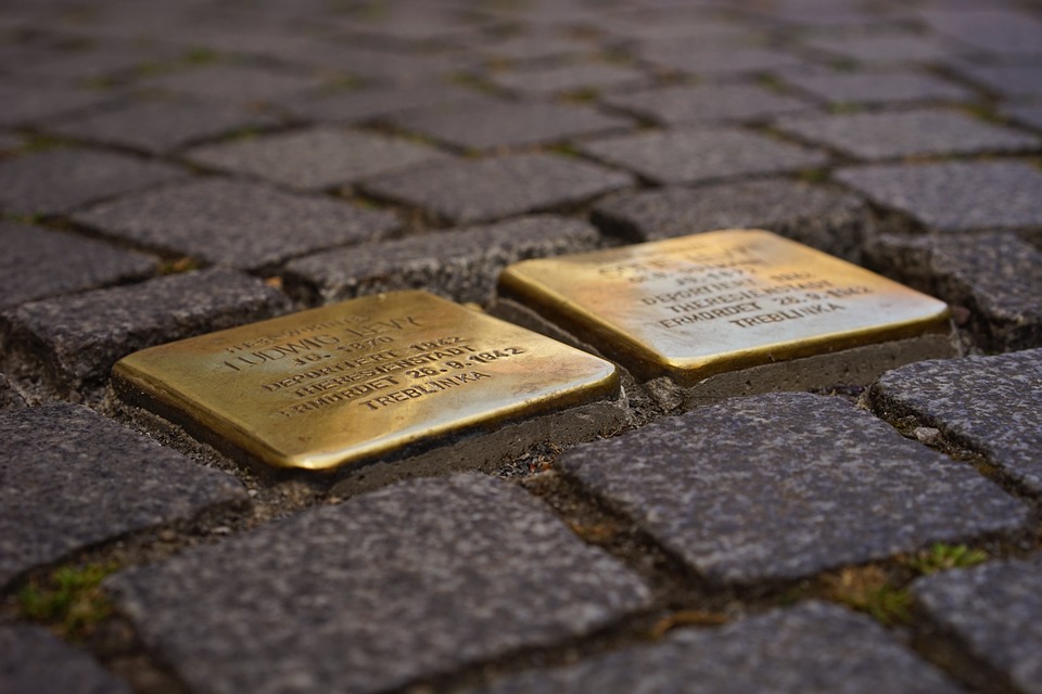 Stolpersteine in Friedrichshain-Kreuzberg: Gedenken an die Opfer des Holocaust
