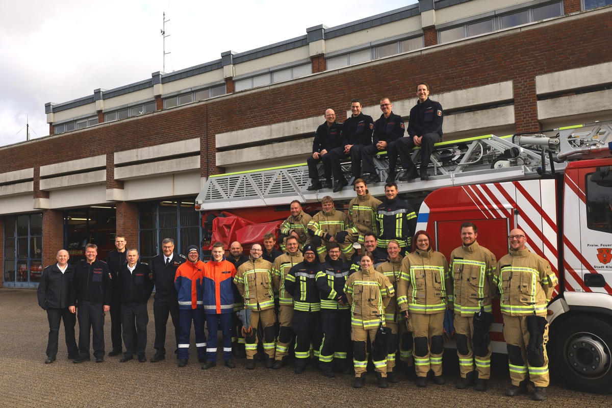 Feuerwehr-Nachwuchs in Kleve: 17 Auszubildende bestehen Prüfung mit Bravour!