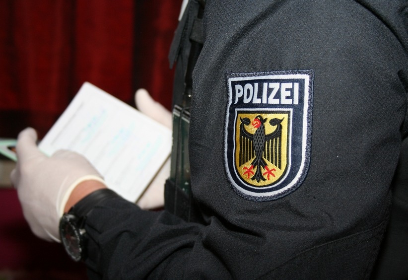 Falsche Papiere bei A93: Bundespolizei fasst Urkundenfälscher!