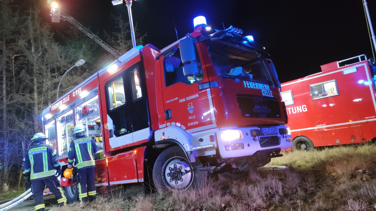 Großeinsatz in Salinenmoor: Scheunenbrand hält Feuerwehr Celle in Atem