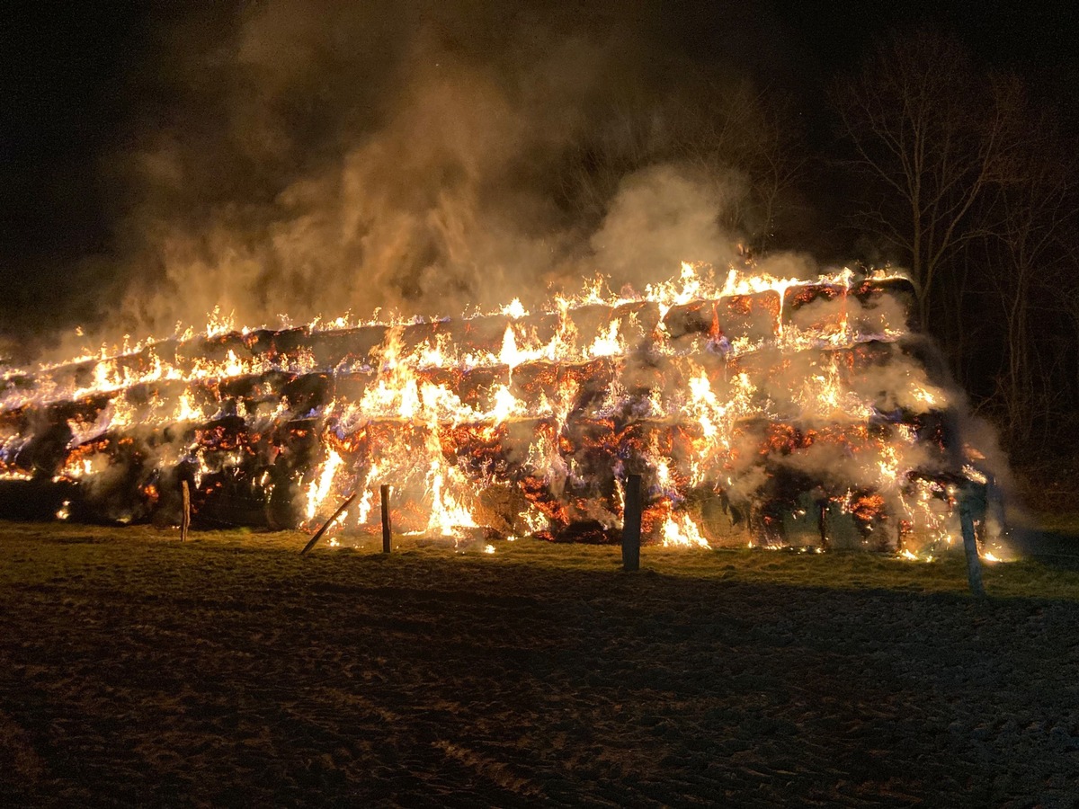 Hunderte Strohballen in Hilden abgebrannt – Polizei ermittelt wegen Brandstiftung!