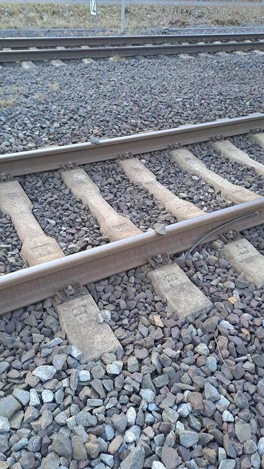 Teenager legen Schottersteine auf Gleise: Alarm für die Bahn!