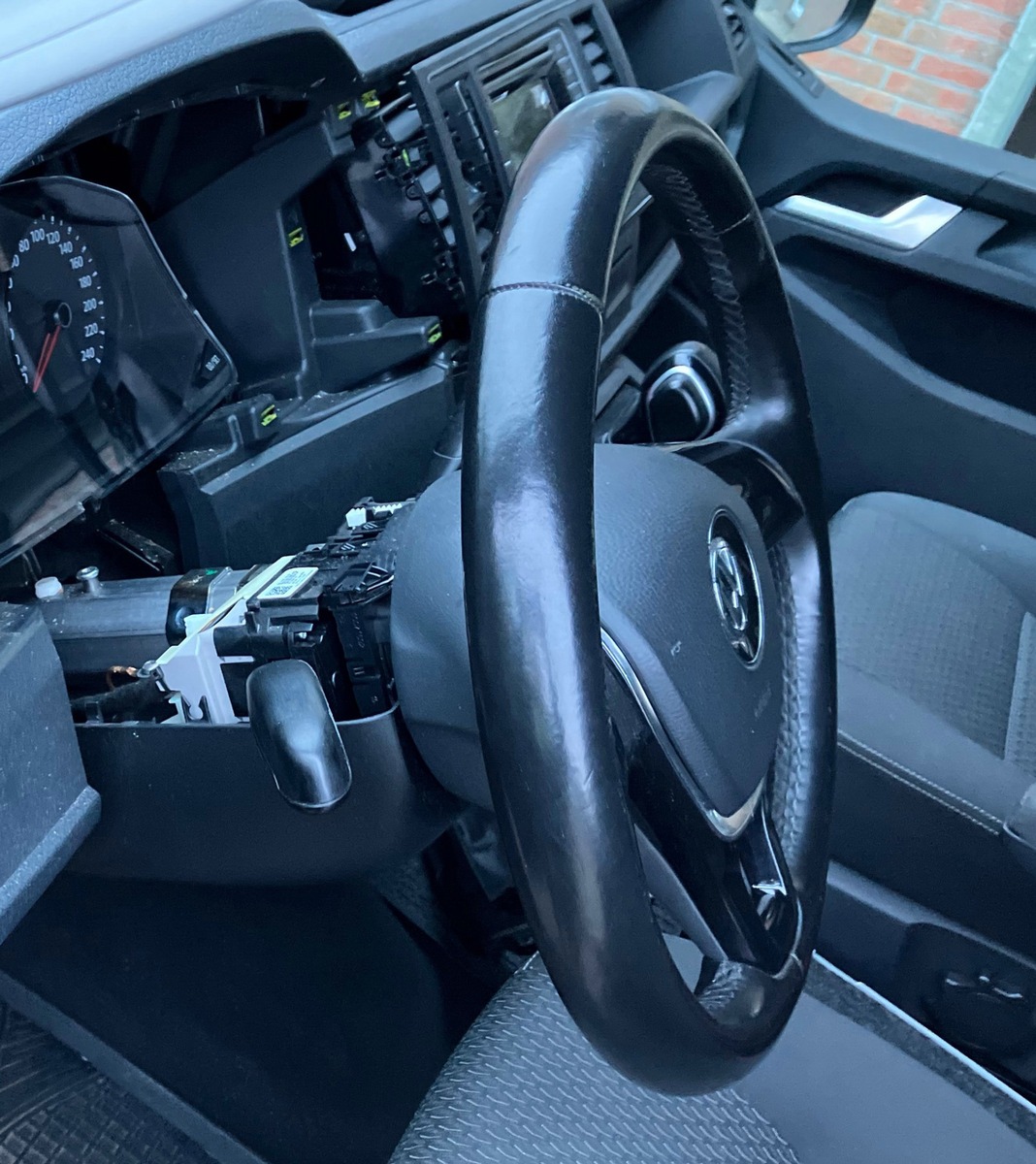 Unbekannte Täter verwüsten VW Multivan in Kleve – Zeugen gesucht!